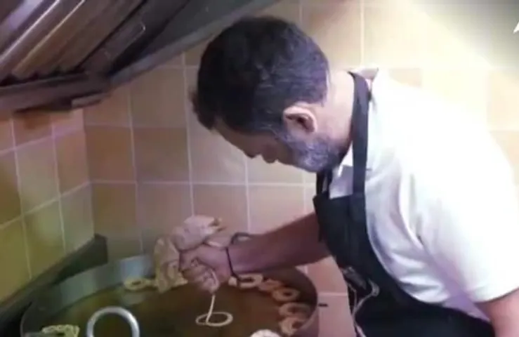 ଦୀପାବଳି ଅବସରରେ ମିଠା ତିଆରି କଲେ ରାହୁଲ