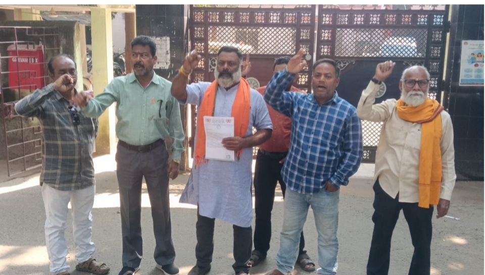 ବାଂଲାଦେଶୀଙ୍କୁ ତଡ଼ିବାକୁ ଦାବି : ବଲାଙ୍ଗିର ଏସପିଙ୍କୁ ଦାବିପତ୍ର ପ୍ରଦାନ