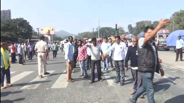 ସମ୍ବଲପୁରରେ ଚାଷୀ ଆନ୍ଦୋଳନ: ଟୋକନ ସମସ୍ୟାକୁ ନେଇ ରାଜରାସ୍ତା ଅବରୋଧ କଲେ ଚାଷୀ
