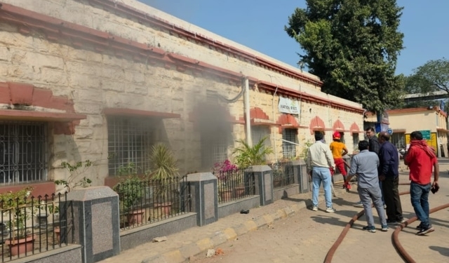 ଝାରସୁଗୁଡ଼ା ରେଲୱେ ଷ୍ଟେସନରେ ଅଗ୍ନିକାଣ୍ଡ, ଏସିରୁ ସର୍ଟସର୍କିଟ ହୋଇ ନିଆଁ ଲାଗିଥିବା ଅନୁମାନ